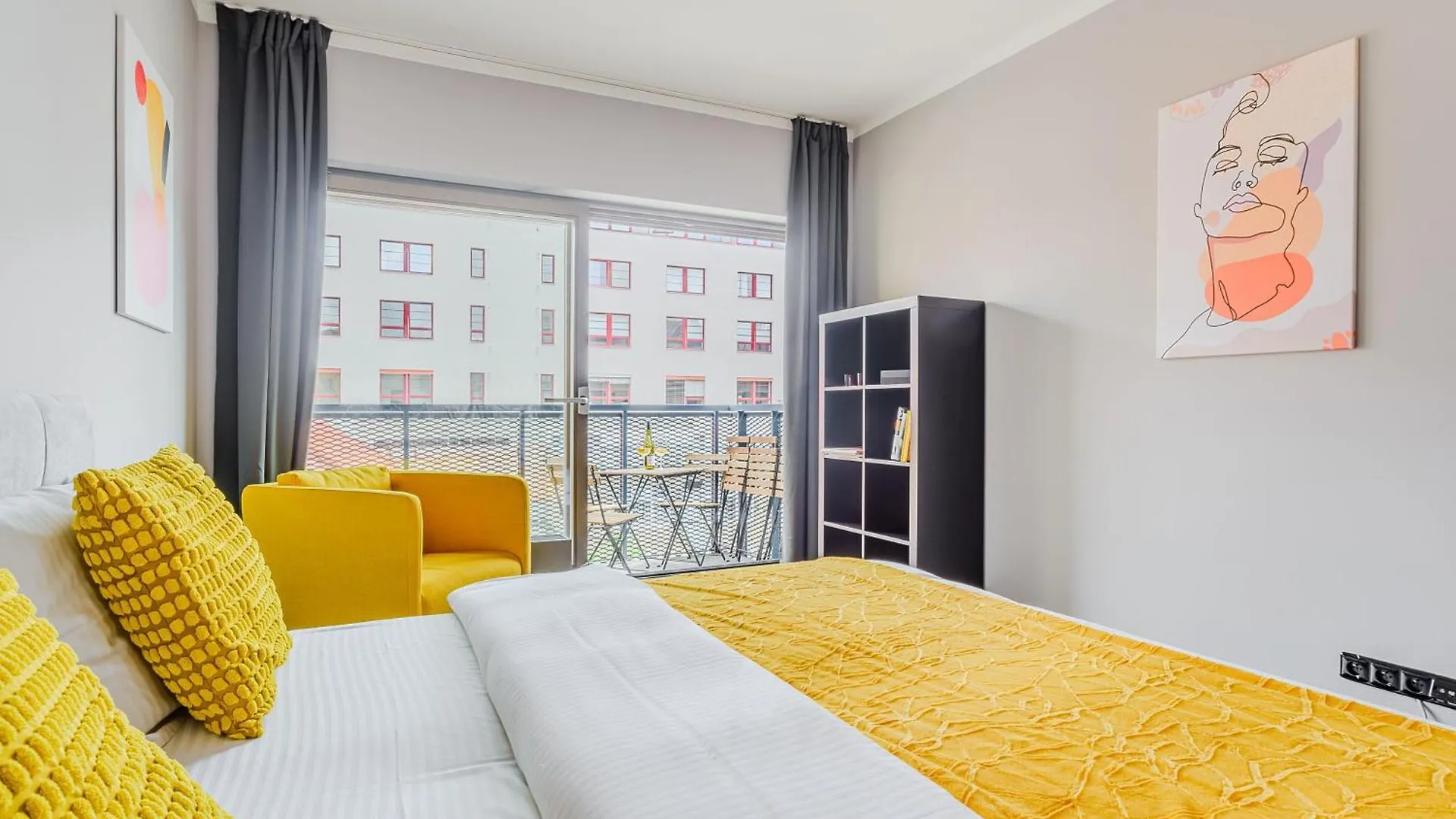 Spacious Apartments Near Karlin Square Prag