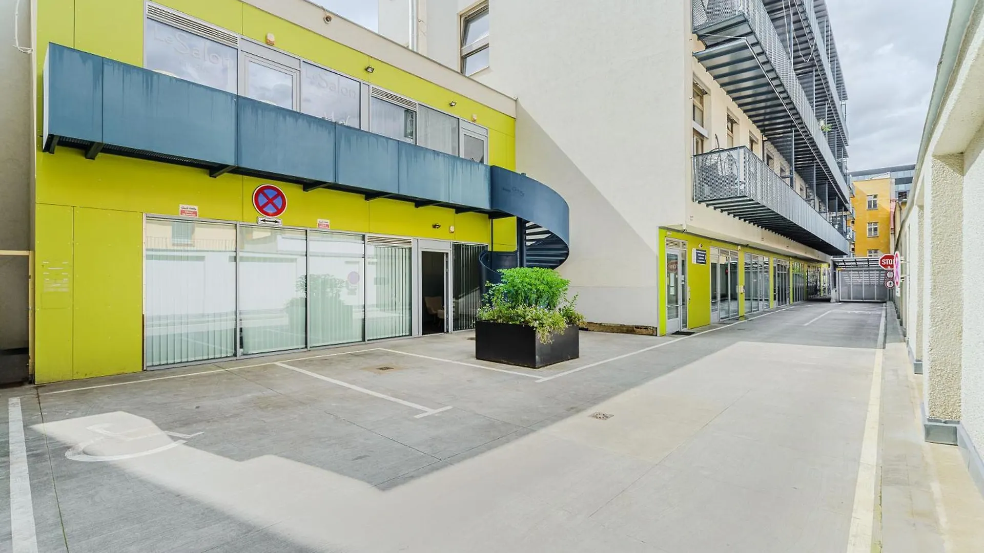 Spacious Apartments Near Karlin Square Prag
