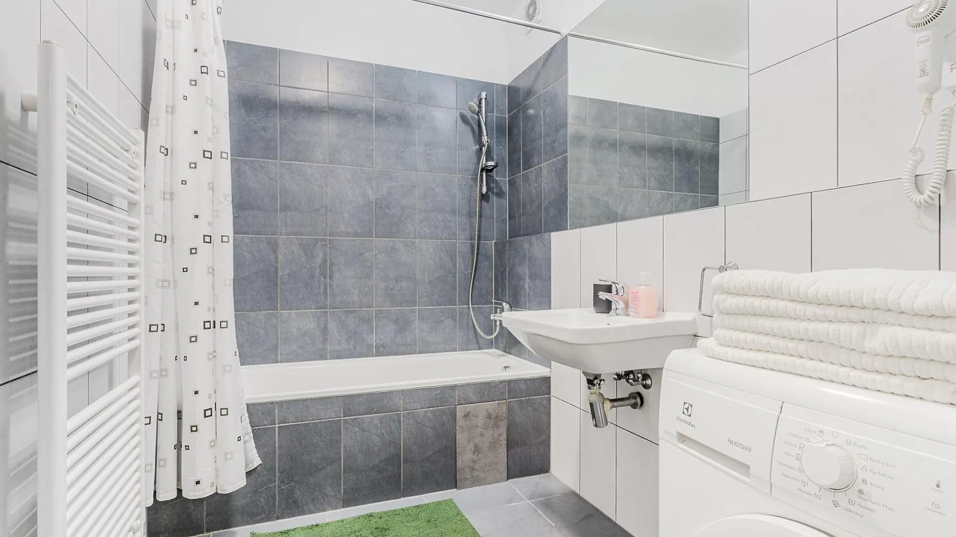 Spacious Apartments Near Karlin Square Prag