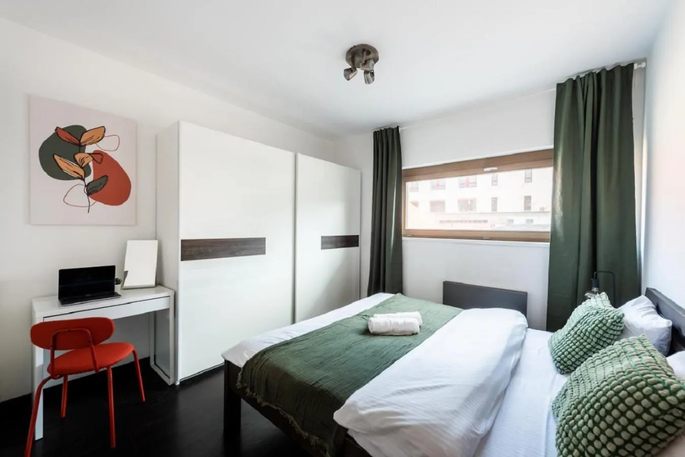 Spacious Apartments Near Karlin Square Praga