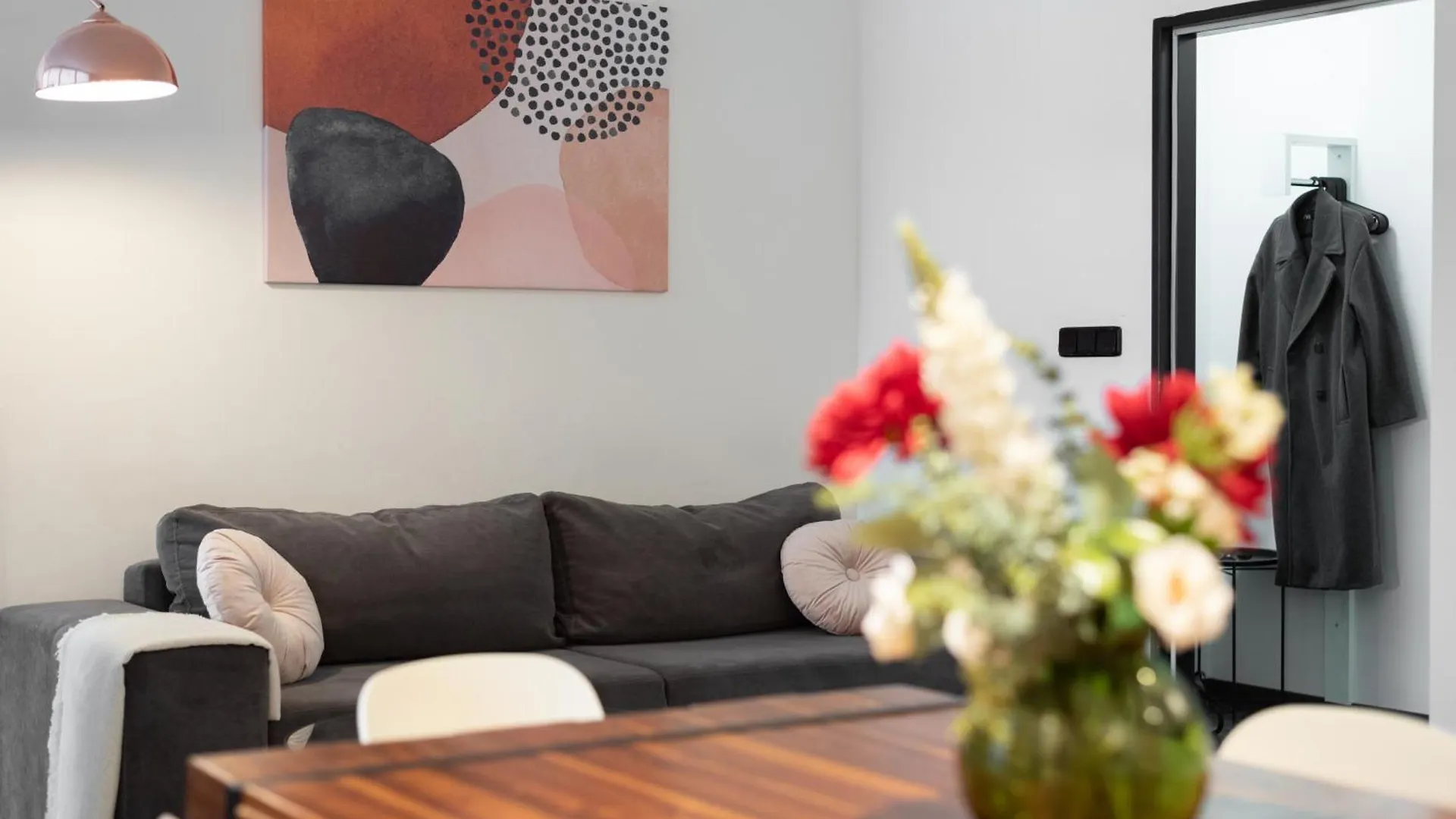 Spacious Apartments Near Karlin Square Praga