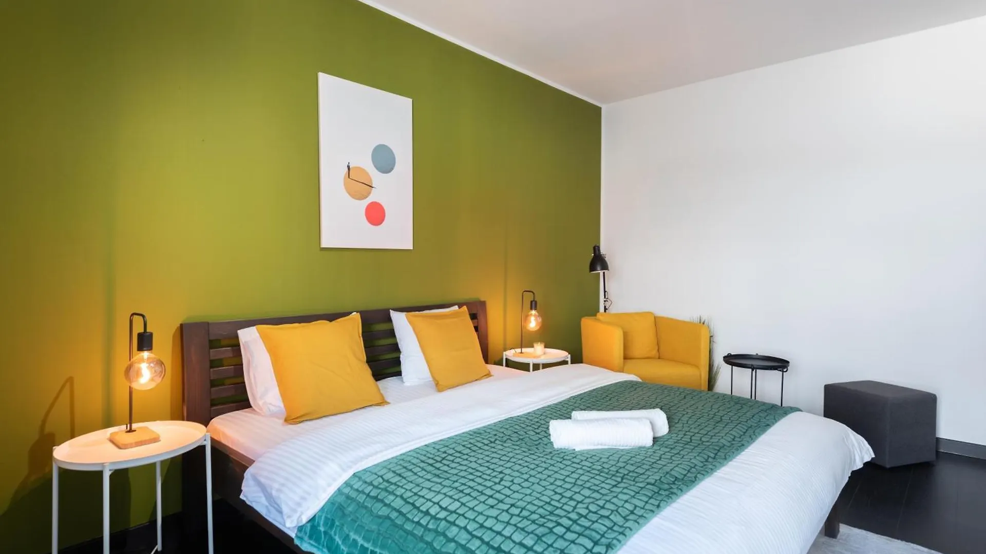 Spacious Apartments Near Karlin Square Praga