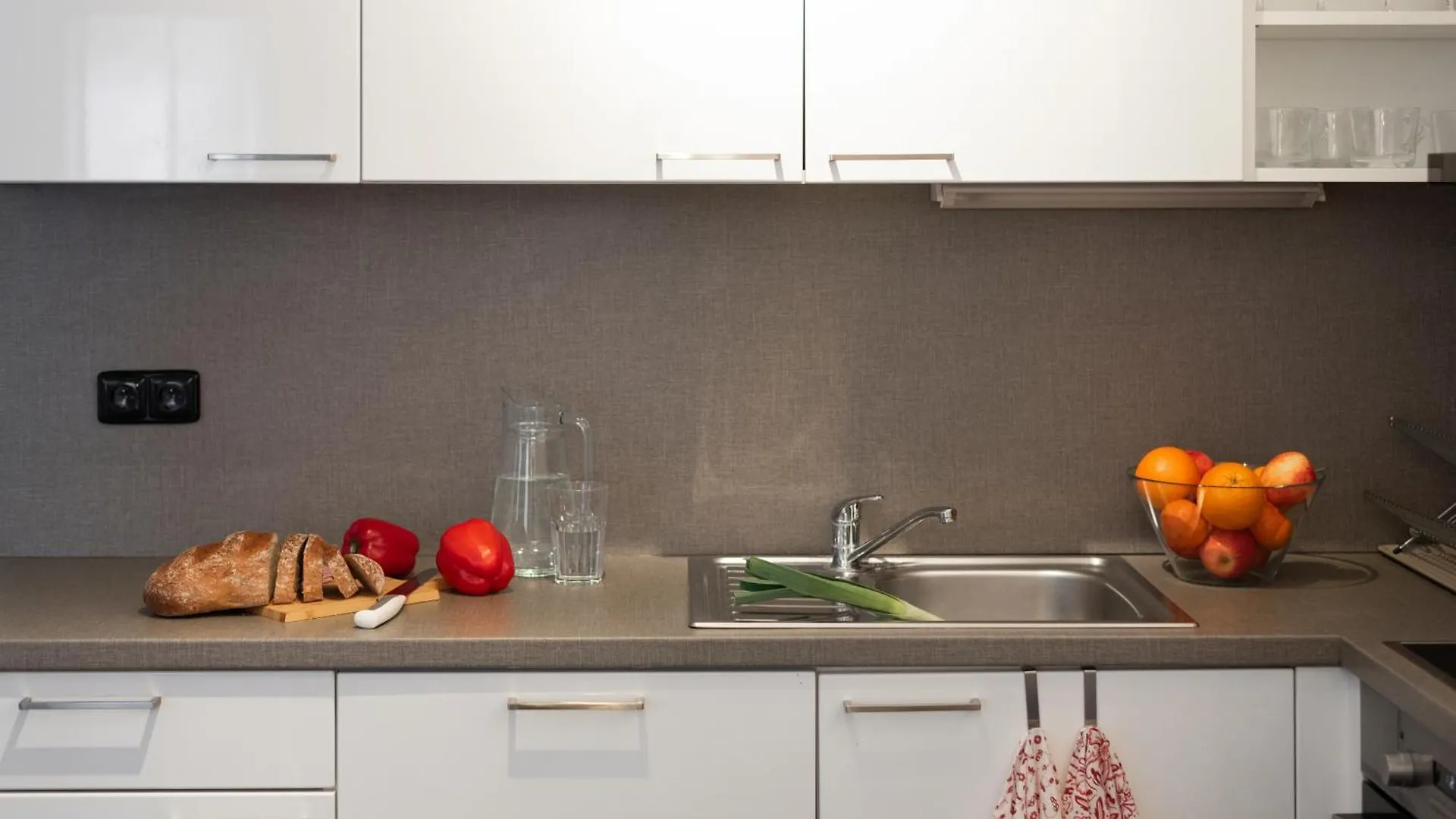 Spacious Apartments Near Karlin Square Praga