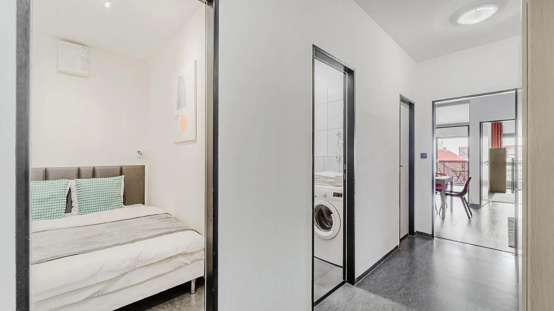 Spacious Apartments Near Karlin Square Praga