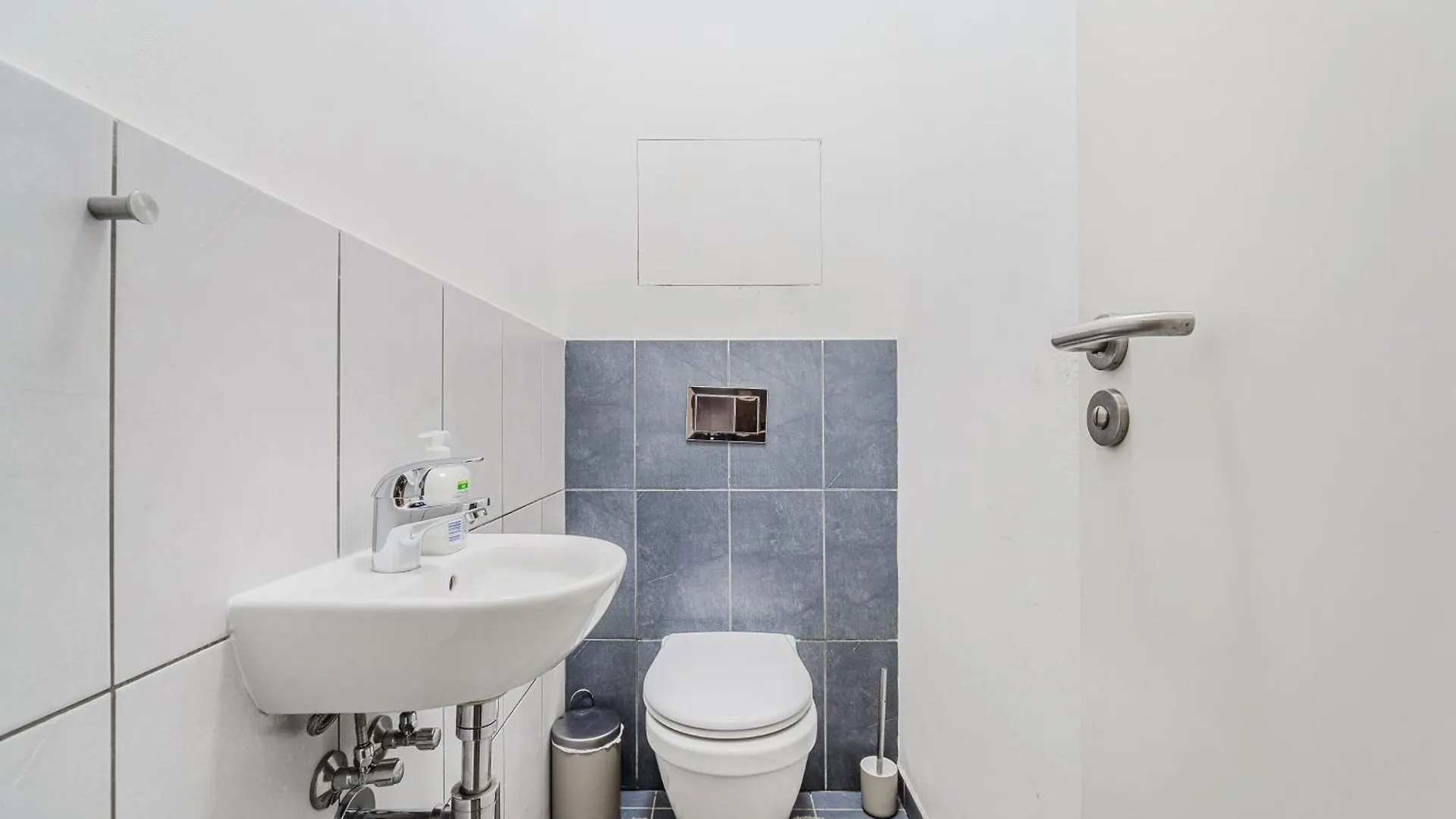 Spacious Apartments Near Karlin Square Praga Czechy
