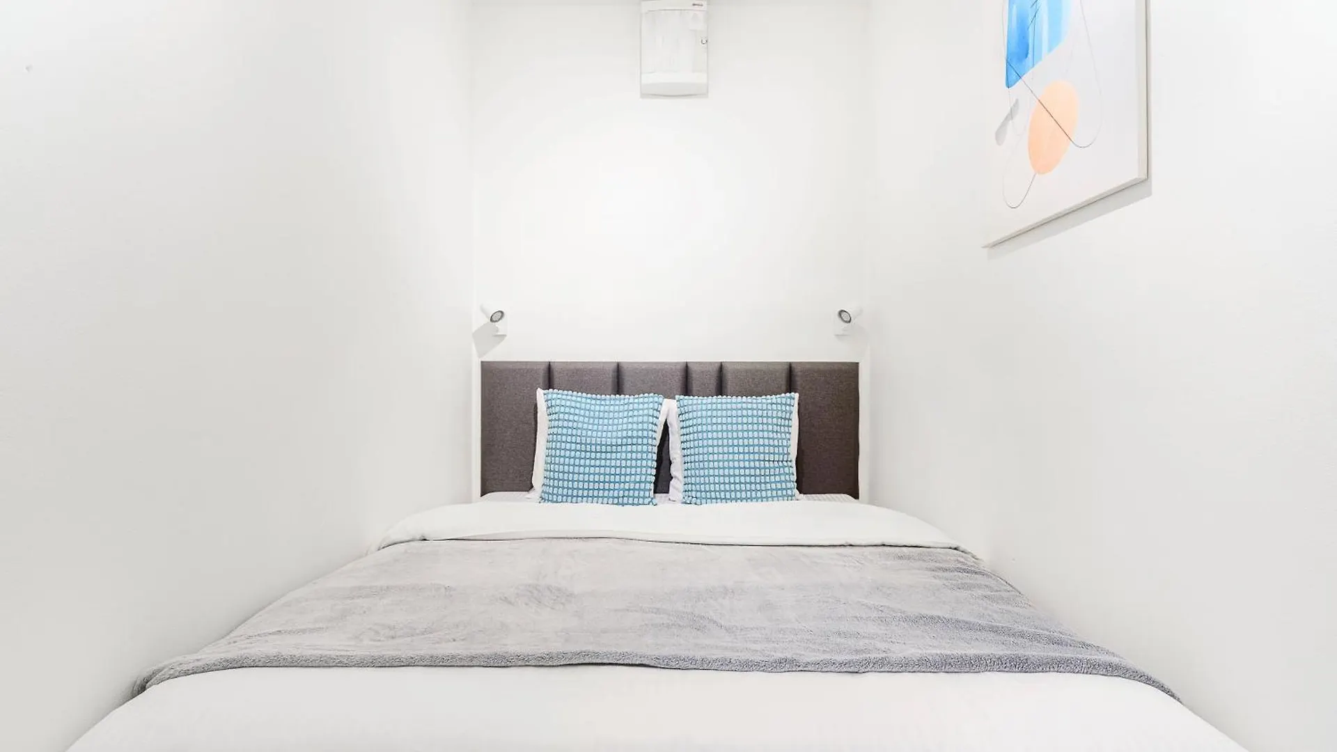 Spacious Apartments Near Karlin Square Praga Czechy