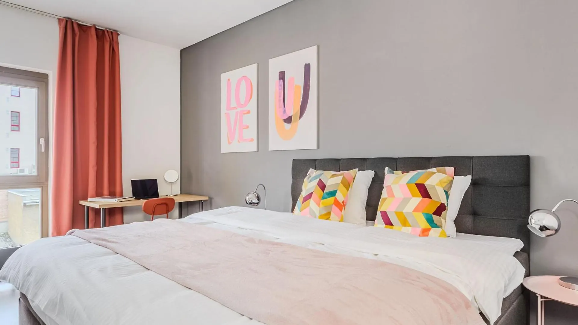 Spacious Apartments Near Karlin Square Praga Czechy