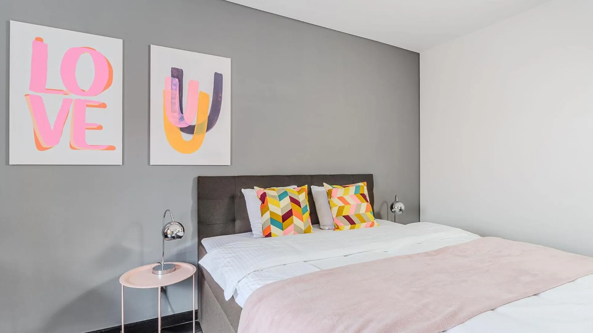 Spacious Apartments Near Karlin Square Praga