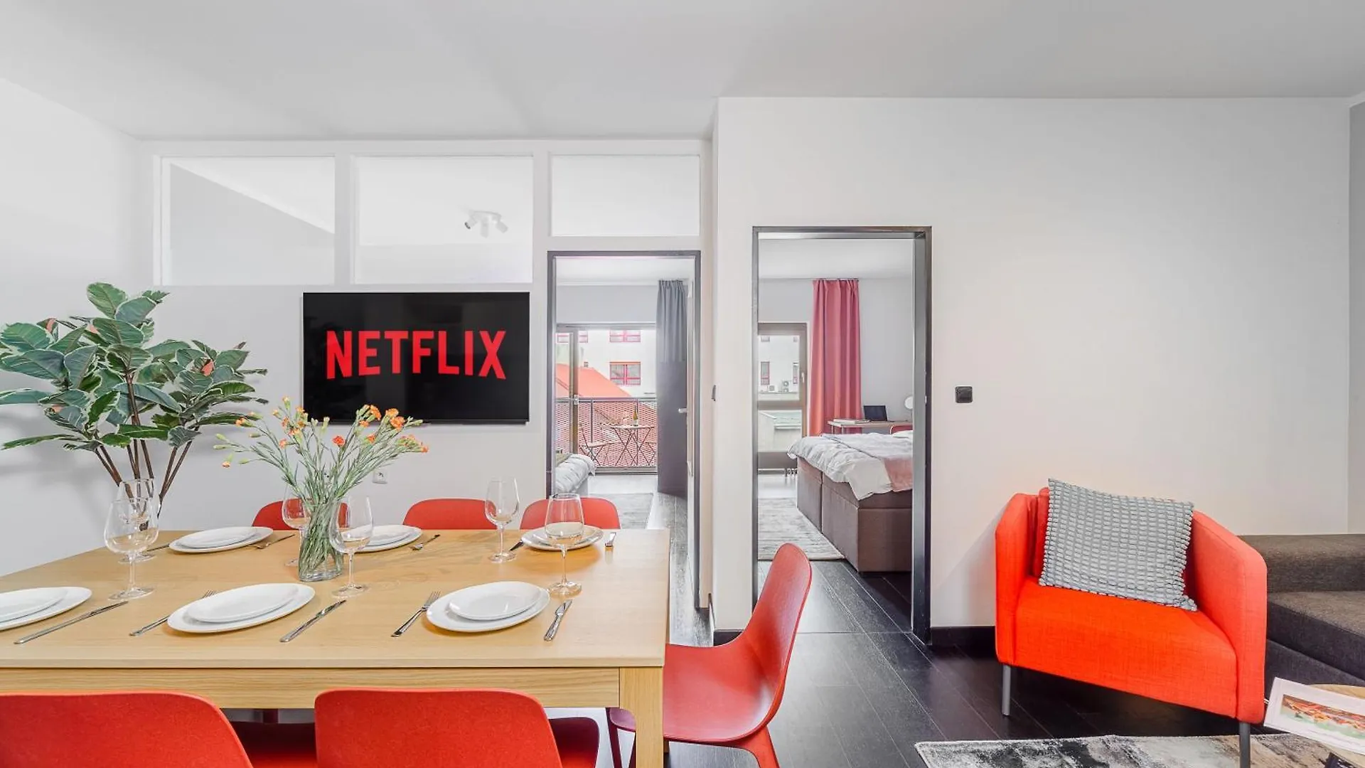 Spacious Apartments Near Karlin Square Praga