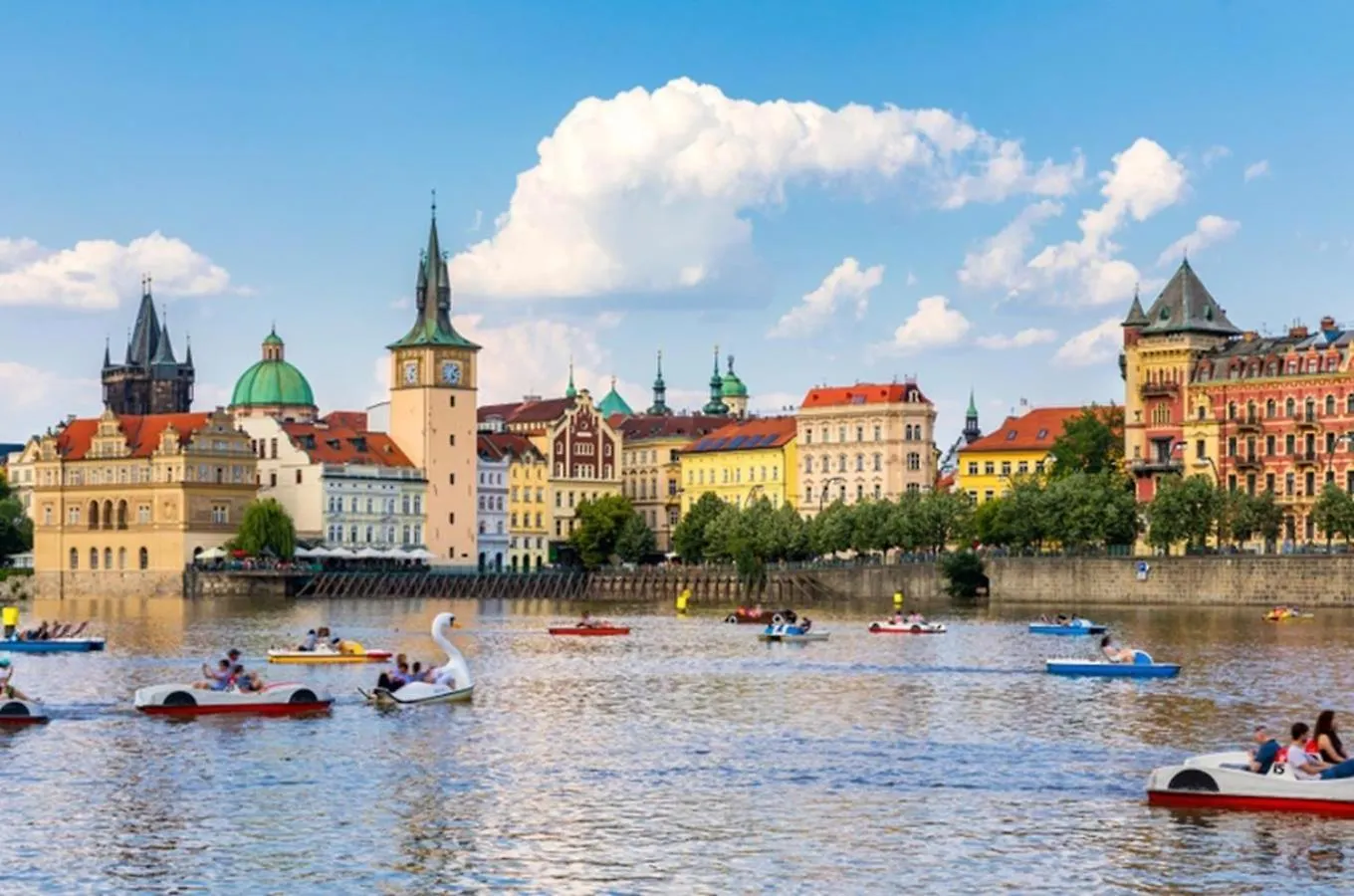 Spacious Apartments Near Karlin Square Praga