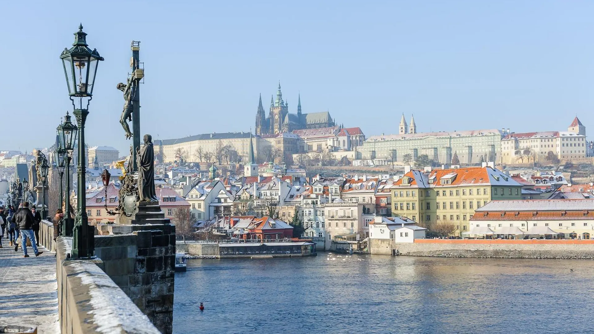 Spacious Apartments Near Karlin Square Praga