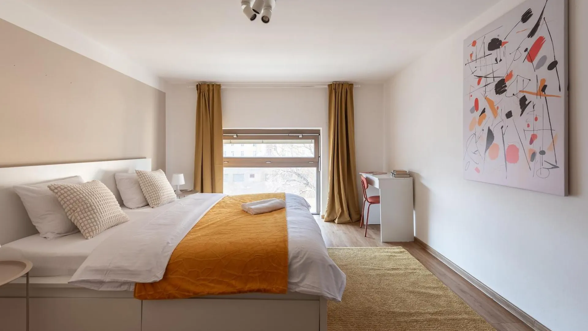 Spacious Apartments Near Karlin Square Praga
