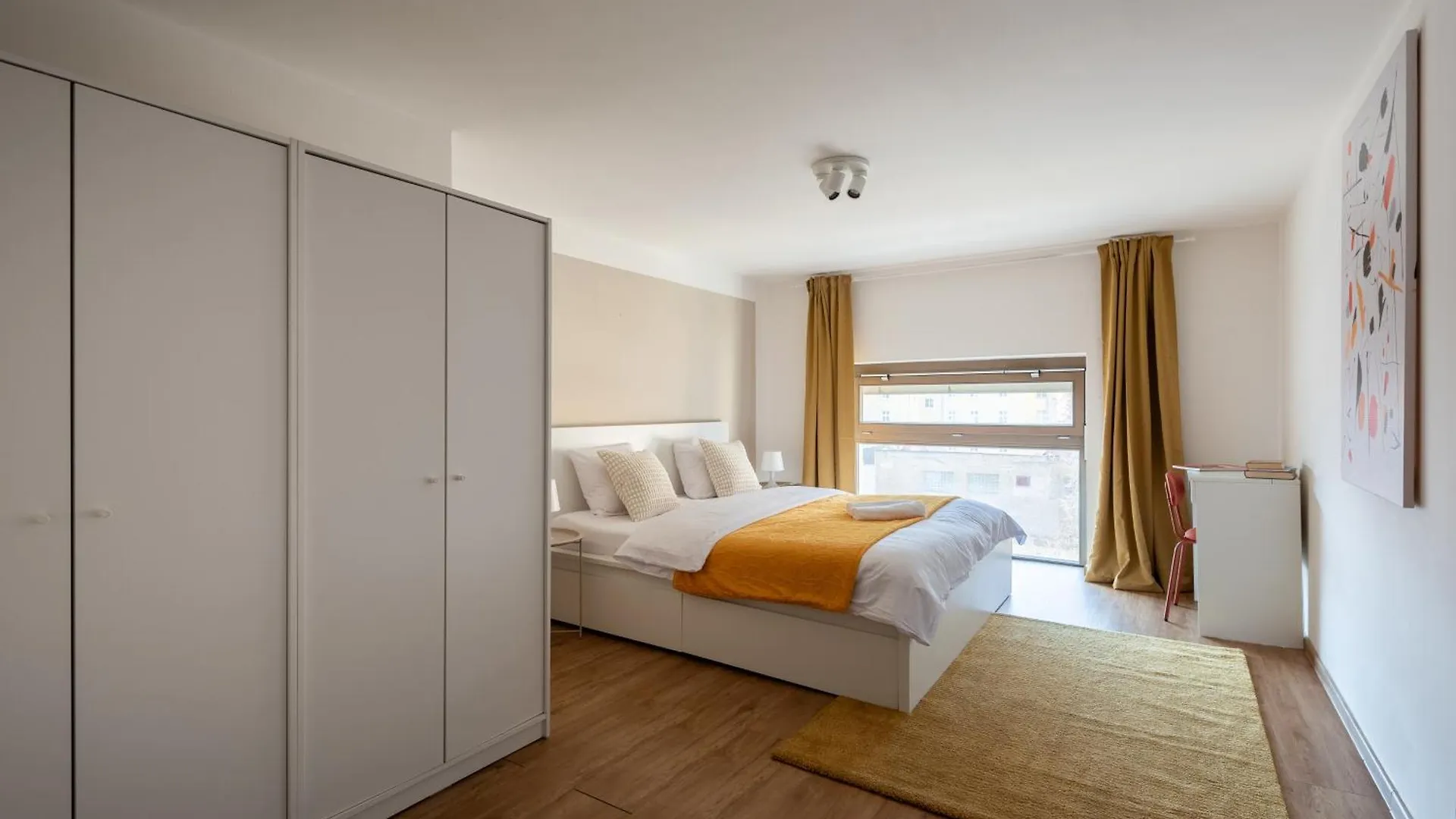Spacious Apartments Near Karlin Square Praga
