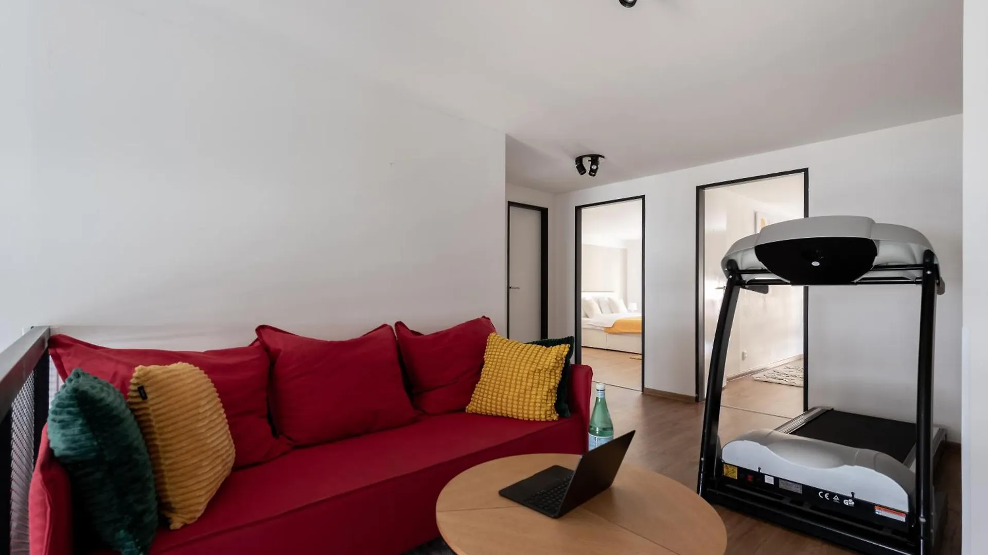 Spacious Apartments Near Karlin Square Praga