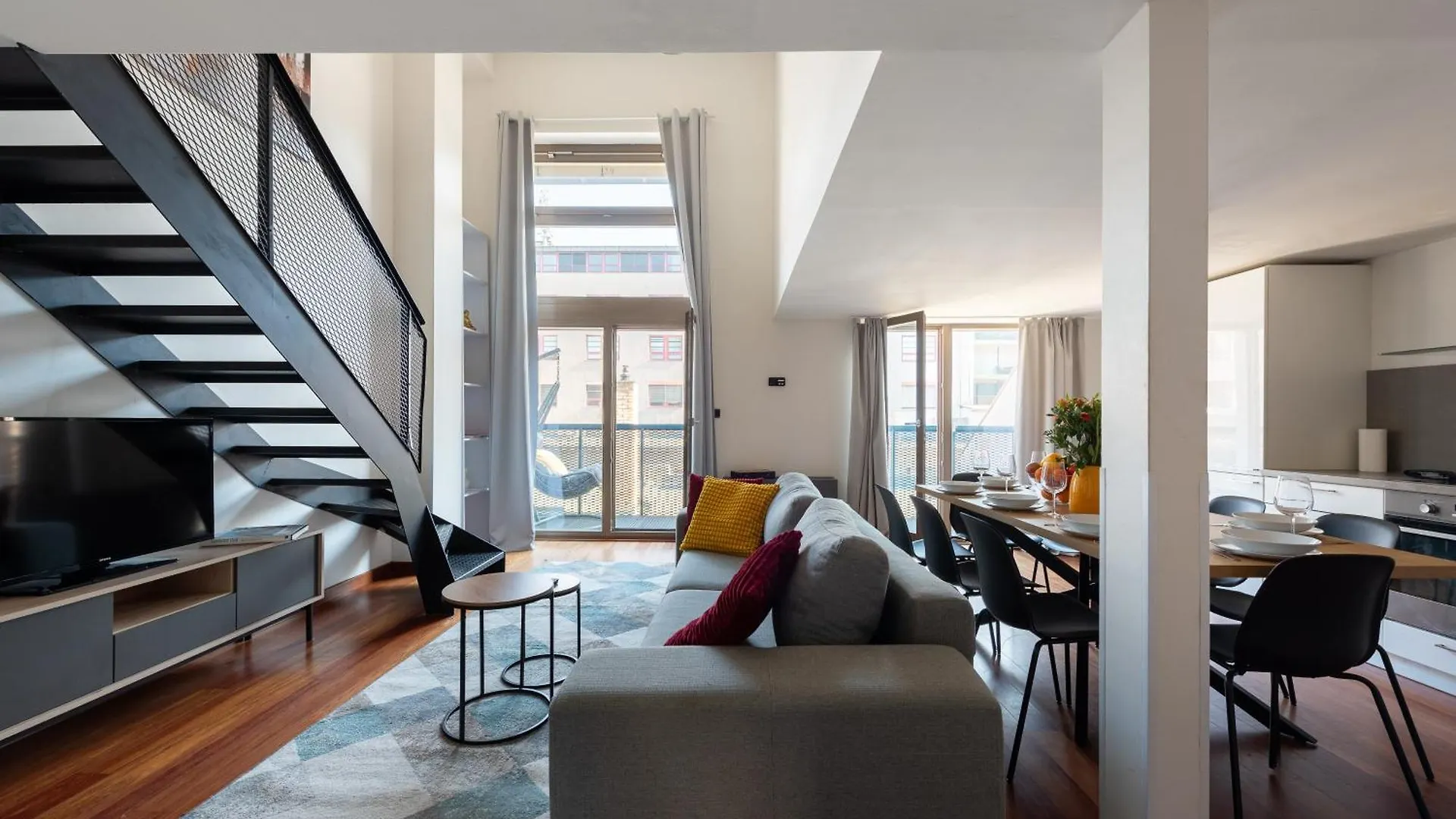 Spacious Apartments Near Karlin Square Praga