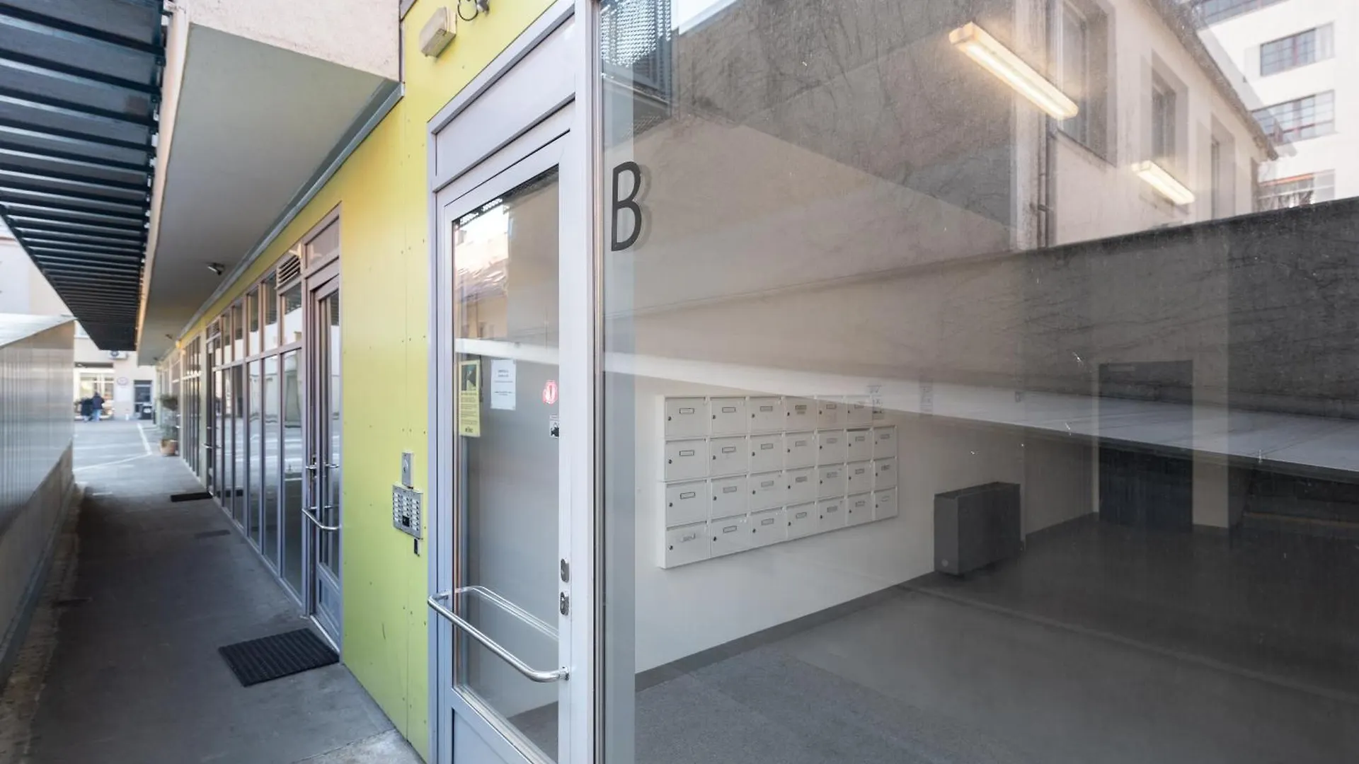Spacious Apartments Near Karlin Square Praga