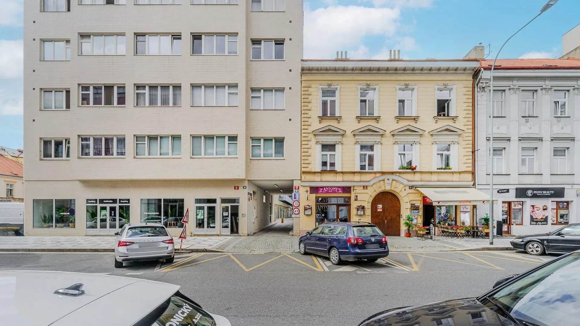 Spacious Apartments Near Karlin Square Praga Czechy