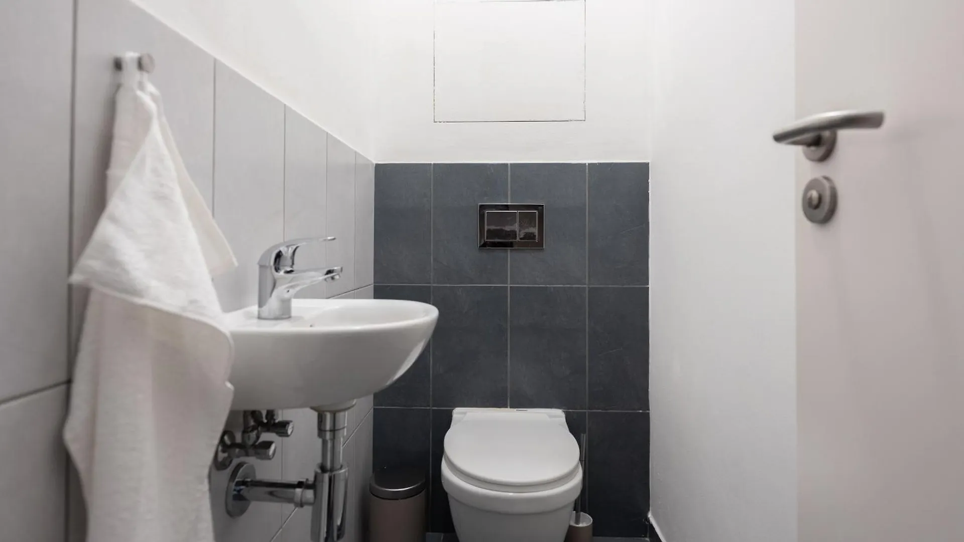 Spacious Apartments Near Karlin Square Praga 0*,  Czechy