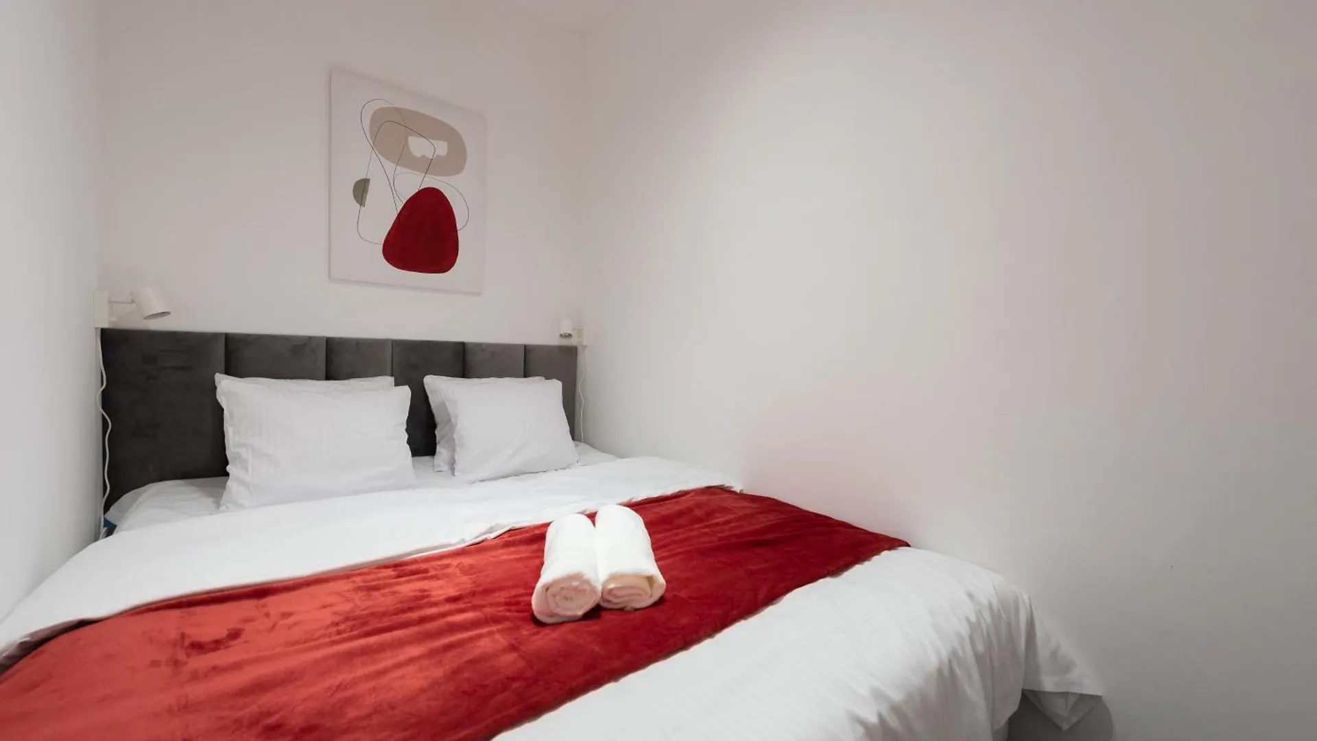 Spacious Apartments Near Karlin Square Praga Czechy