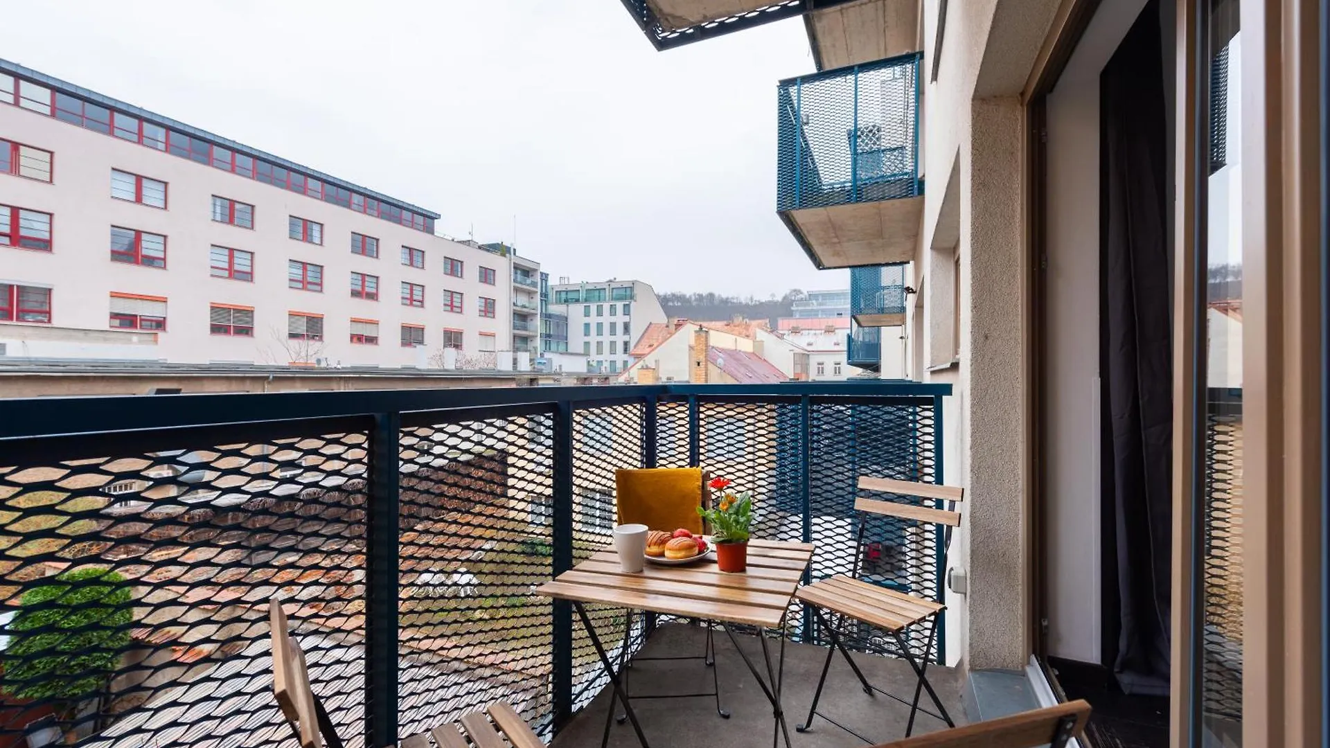 Spacious Apartments Near Karlin Square Praga Czechy