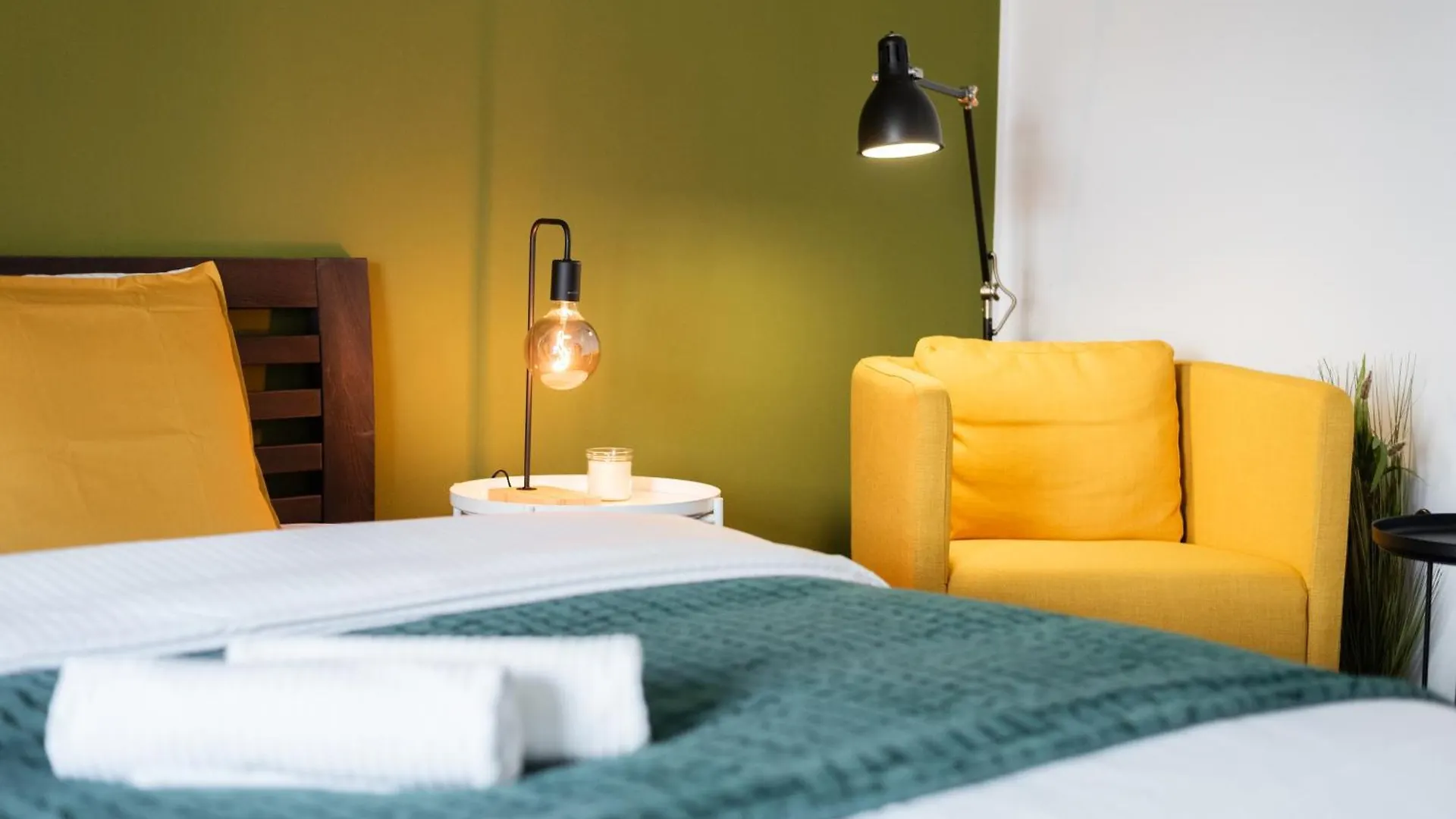 Spacious Apartments Near Karlin Square Prag