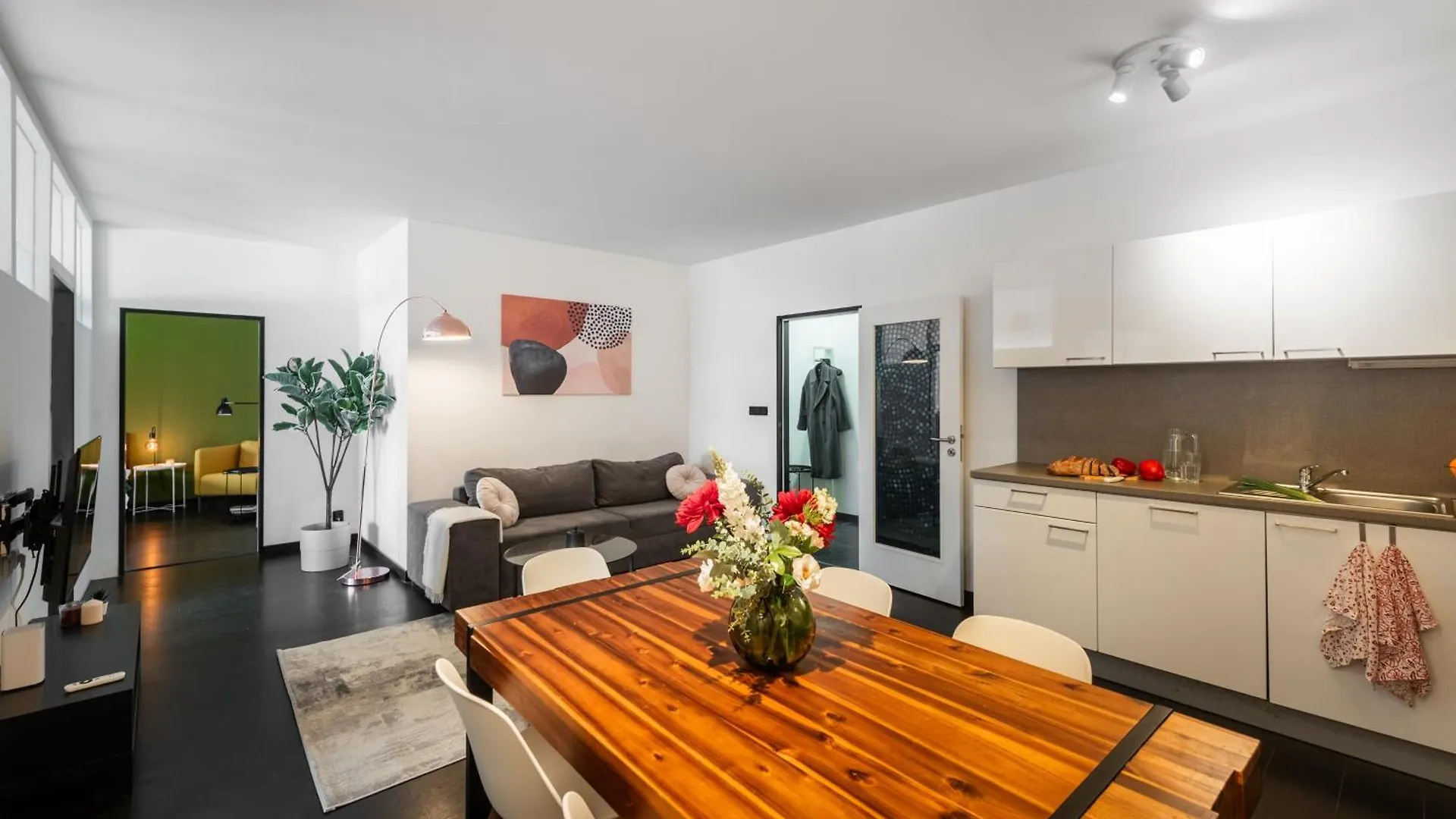 Spacious Apartments Near Karlin Square Prag