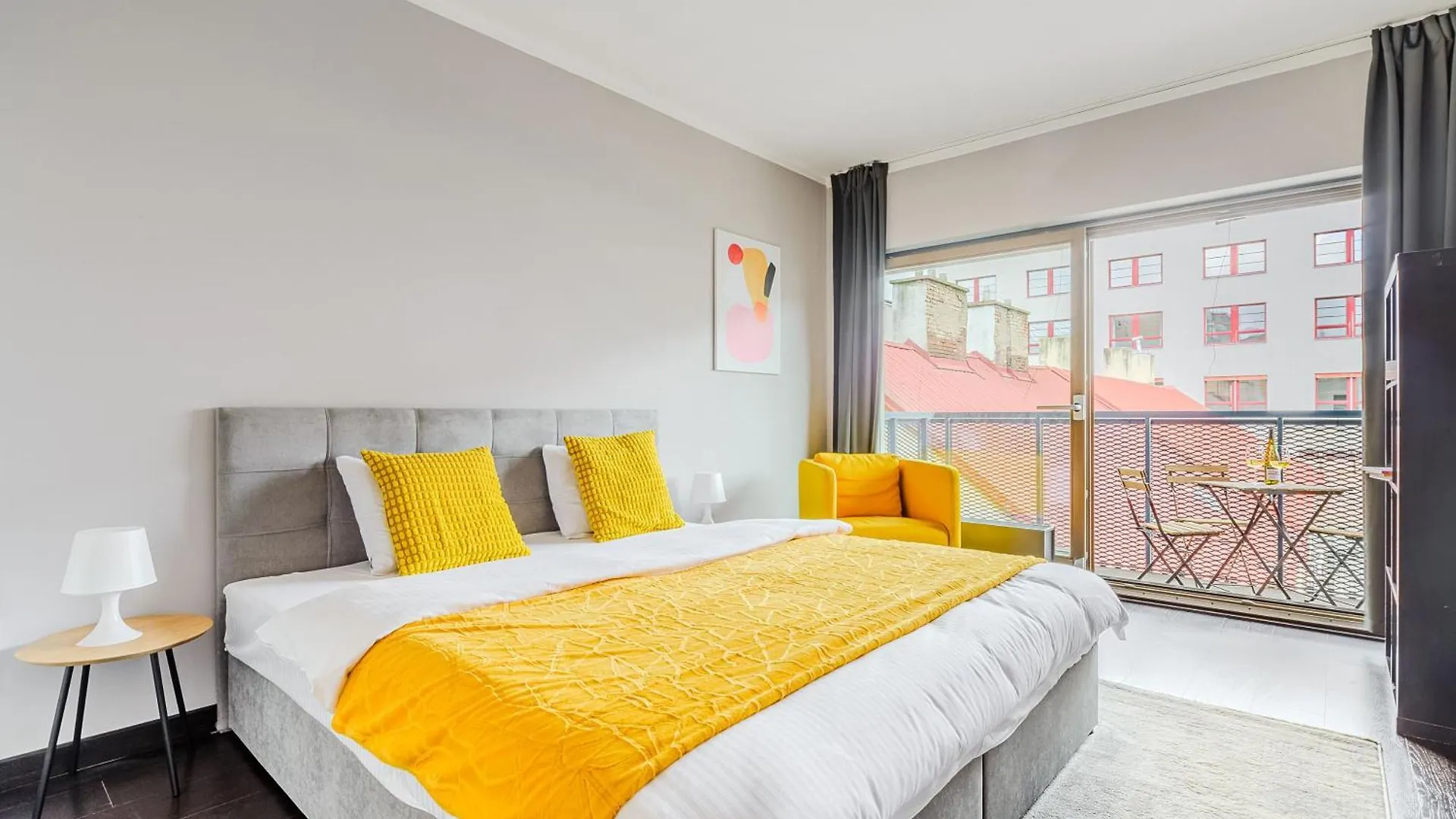 Spacious Apartments Near Karlin Square Prag