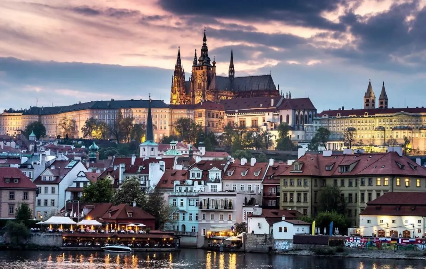 Spacious Apartments Near Karlin Square Prag