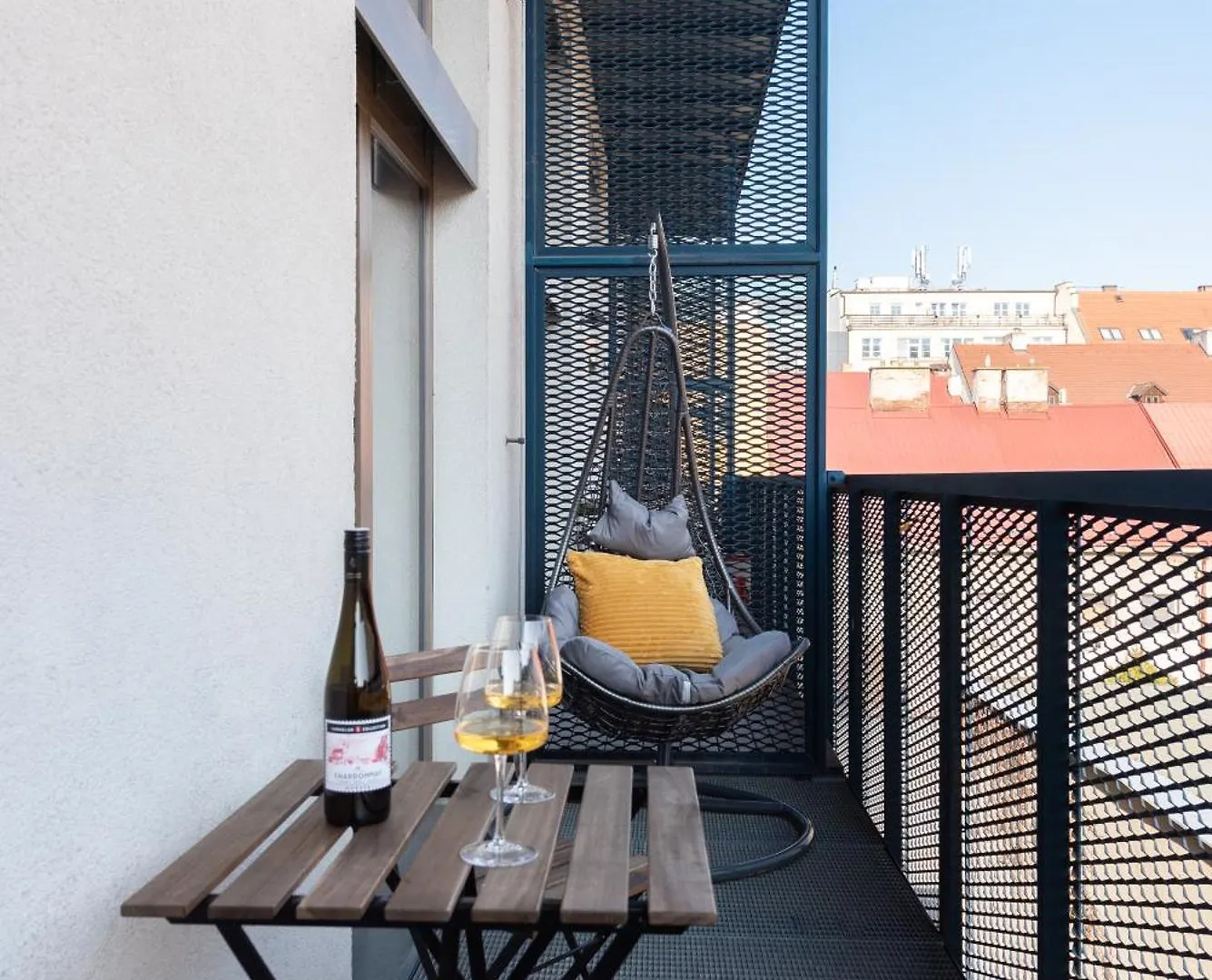 Spacious Apartments Near Karlin Square Prag